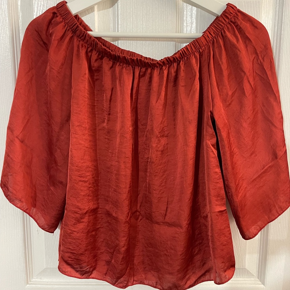 small over the shoulder top by ambiance